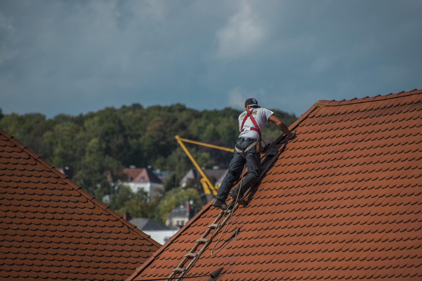 Dekarz – fachowiec od trwałego, szczelnego i bezpiecznego dachu