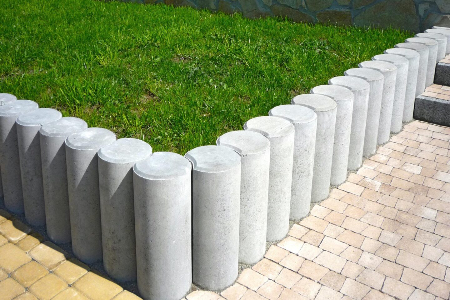 Palisada betonowa – trwały sposób na estetyczne obrzeża, schody, rabaty i uporządkowanie ogrodu