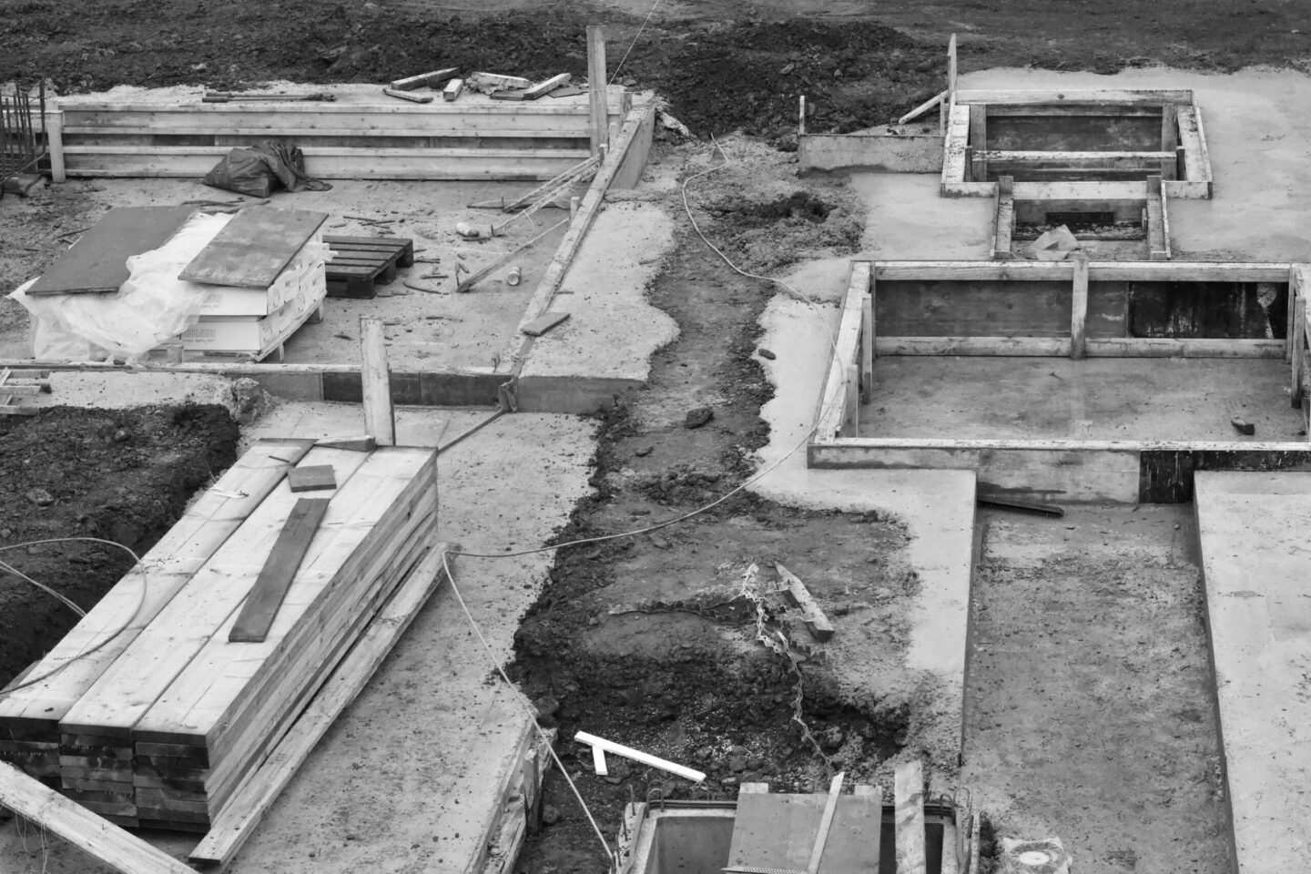 Zbrojenie płyty fundamentowej – zasady wykonania, etapy prac i najczęstsze błędy na budowie