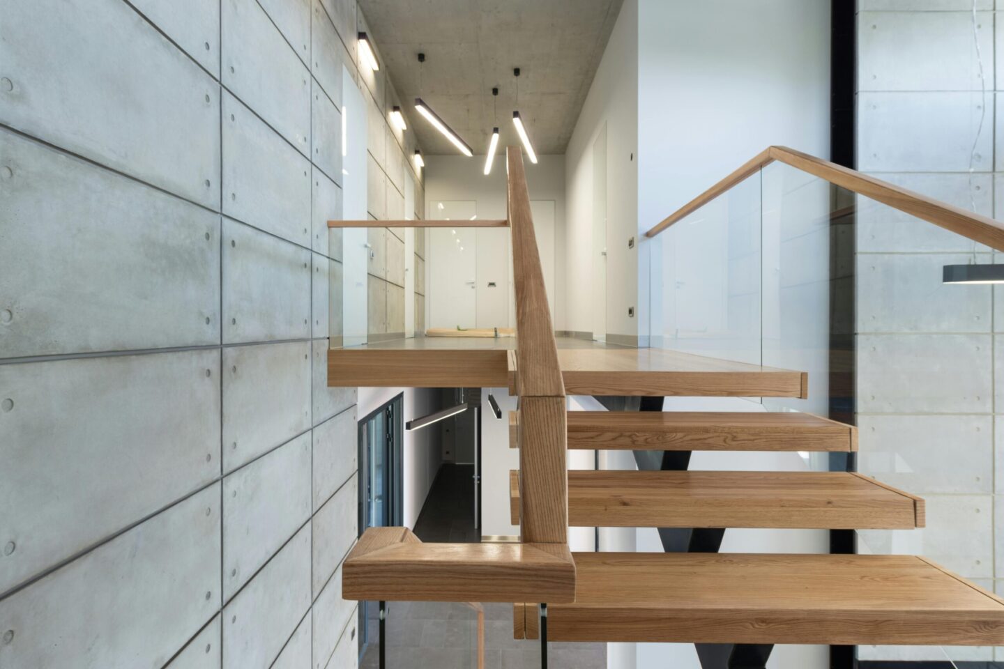 Schody lewitujące jako nowoczesny element architektury wnętrz i efektowna konstrukcja do domu