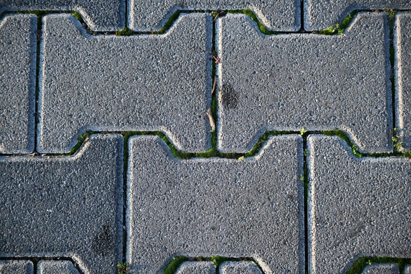 Kostka brukowa 4 cm jako praktyczne rozwiązanie na ścieżki, tarasy i lekkie nawierzchnie wokół domu