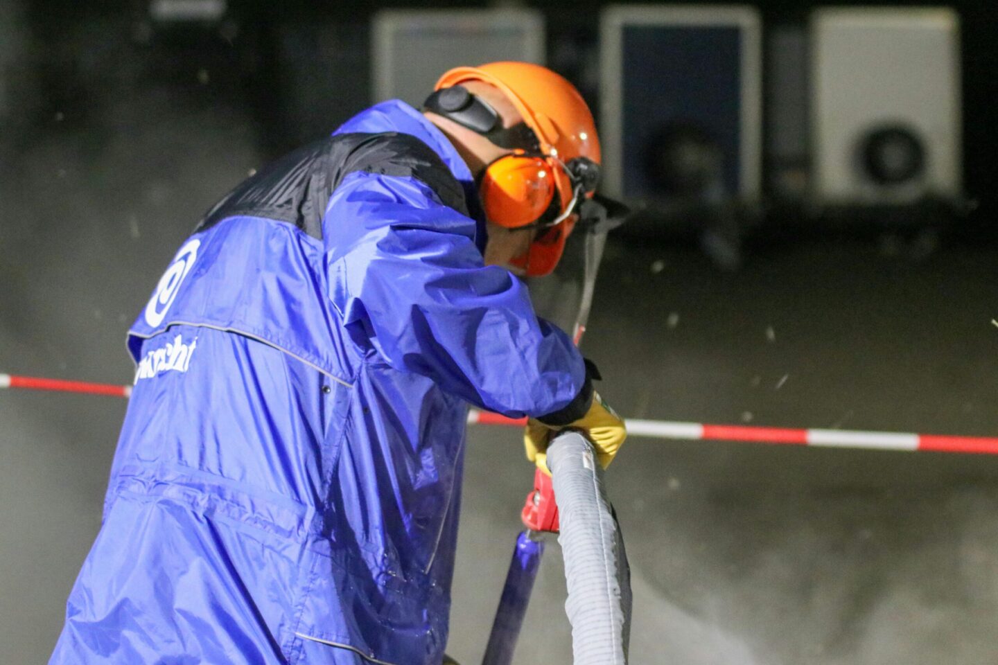 Czyszczenie suchym lodem jako nowoczesna metoda usuwania zabrudzeń bez wody i środków chemicznych